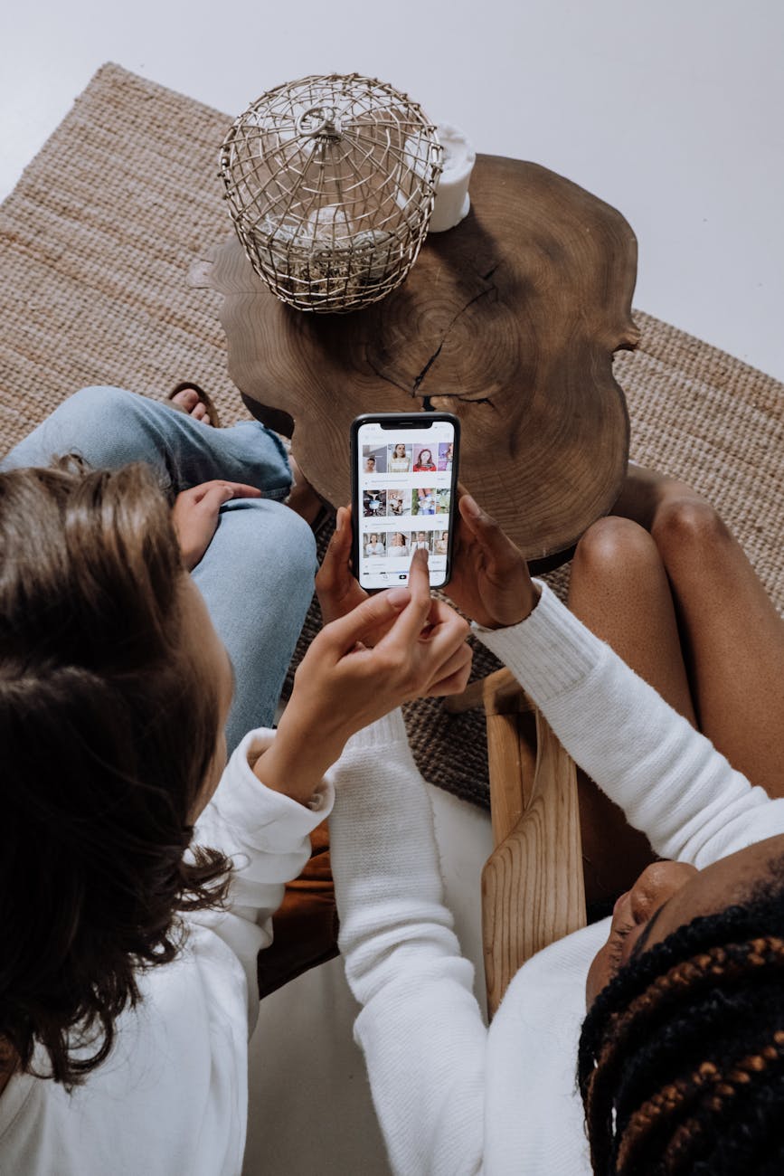 How to Do Influencer Marketing Like a Pro: Crush the Game and Build Your Brand 14 people using a smartphone How to Do Influencer Marketing Like a Pro: Crush the Game and Build Your Brand
