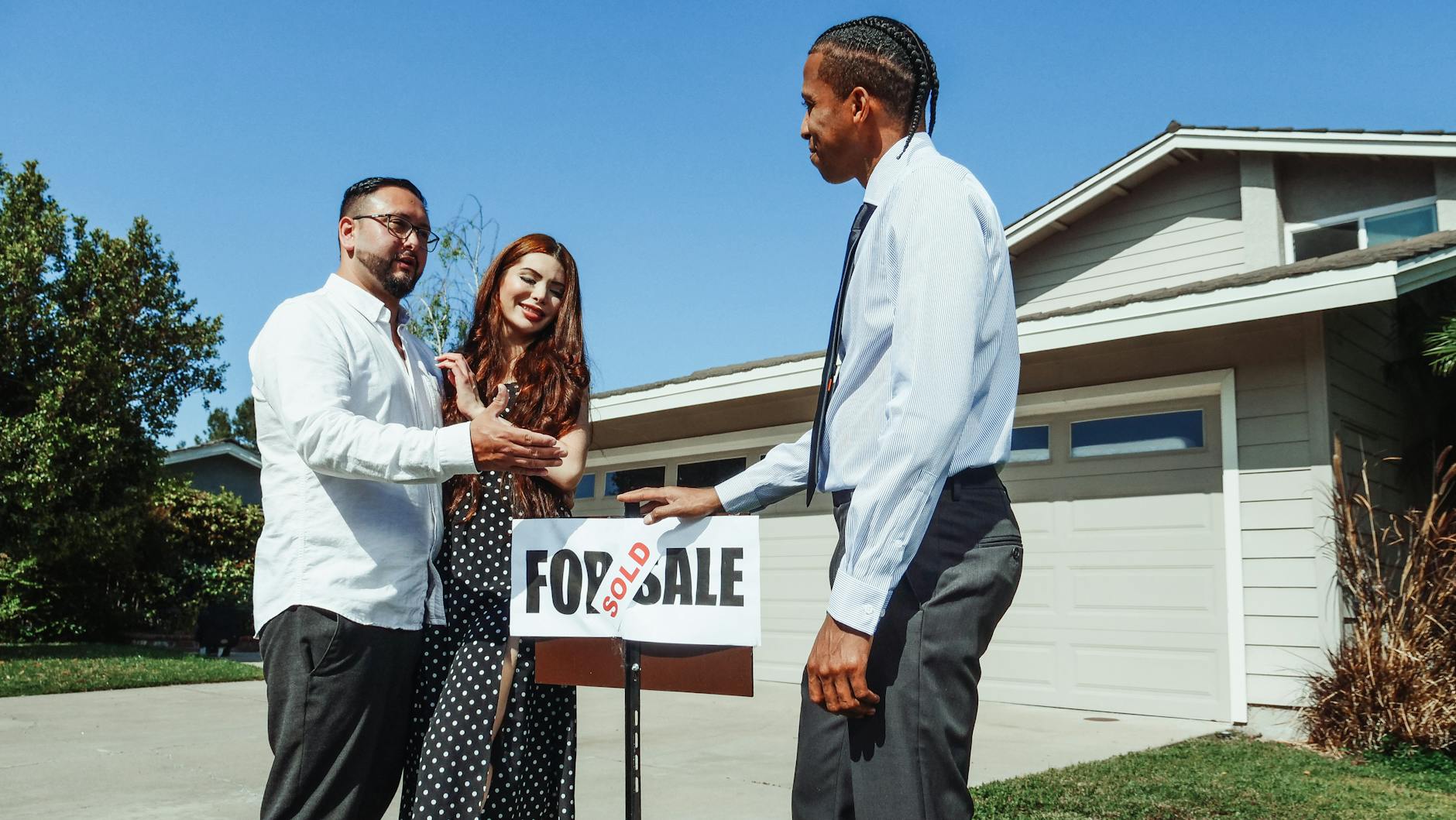 Home Selling Mistakes That Cost You—And How to Avoid Them 11 man and woman standing beside an agent Home Selling Mistakes That Cost You—And How to Avoid Them
